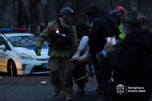 Троє загинули: в Запоріжжі продовжують шукати людей під завалами клініки (ФОТО)