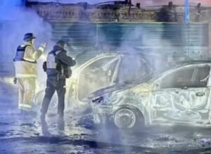 Купа згорілих авто: опубліковано відео перших хвилин після авіаудару по Запоріжжю