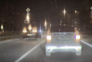 У Запоріжжі водій влетів у два автомобілі на світлофорі: момент зіткнення (ВІДЕО)