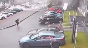 Опубліковано ВІДЕО моменту прильоту ракети по медцентру в Запоріжжі