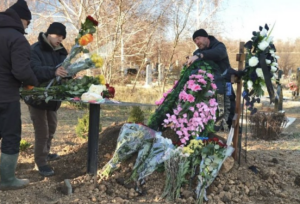 “Вона дуже чекала на онучку”: у Запорізькій області попрощалися з адміністраторкою зруйнованого медцентру (ФОТО)