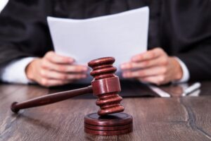 Напав, затягнув до лісосмуги та зґвалтував літню жінку – у Запоріжжі засуджено чоловіка