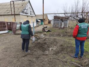 Екоінспектори показали вирви в селі під Запоріжжям після обстрілів (ФОТО)