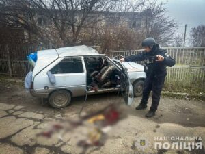 Запорізька поліція показала цивільну автівку, по якій вдарив російський дрон