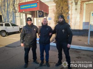 Підійшов поговорити і раптово напав: у Запоріжжі викрили грабіжника