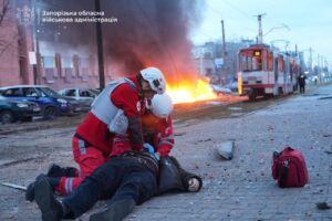 У Запоріжжі збільшилась кількість загиблих та поранених внаслідок авіаудару (ФОТО, ВІДЕО)