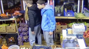 Підлітки вкрали фрукти та штовхнули продавчиню у Запоріжжі: все потрапило на камеру (ВІДЕО)
