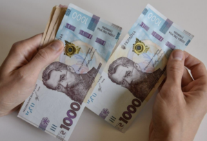 Хто в Україні отримує 100 тисяч гривень зарплати