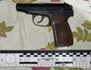 Погрожували таксисту пістолетом та ножем й вимагали гроші: у Запоріжжі затримали двох чоловіків