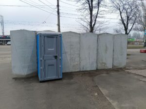 Вас это точно удивит: в Запорожье на остановке установили биотуалет (ФОТО)