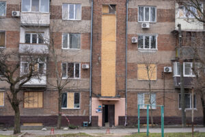 У Запоріжжі триває ремонт пошкоджених будинків після обстрілів: що зроблено