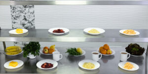 Скрамбл, макэндчиз и куриные наггетсы: меню для детей в учебных заведениях Запорожья