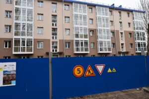 В Запорожье больше года восстанавливают многоэтажку, пострадавшую от обстрела: что сделано