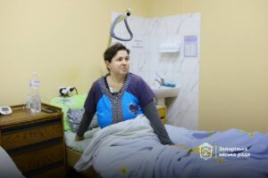 Запоріжанку зі складним пораненням після обстрілу відправили на лікування до Австрії