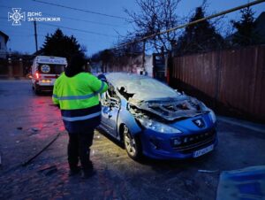 Під Запоріжжям FPV-дрон залетів у легкове авто: постраждав чоловік