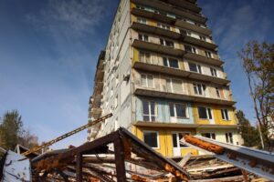 В Запорожье в течение 2025 года планируют отстроить 11 многоэтажек, которые разрушили обстрелы