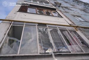 Мужчину взрывной волной забросило в подъезд: очевидцы рассказали о ночном обстреле Запорожья