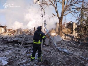 На Запорожье ГСЧС уничтожили вражеский КАБ и ликвидировали пожар на разрушенном здании