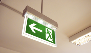 Срочная эвакуация в Запорожье: людей выводят из здания ТЦ (ВИДЕО)