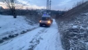 В Запорожье автомобиль «скорой» застрял на скользкой дороге (ФОТО)