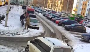 Работник ТЦК ударом руки на ходу сбил велосипедиста для его дальнейшей «бусификации» (ВИДЕО)