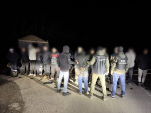 Трое запорожцев хотели пересечь границу в КАМАЗе с песком (ФОТО)