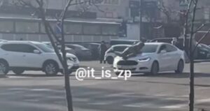 В Запорожье водитель Ford ездил с военным на капоте: его разыскала полиция (ВИДЕО)