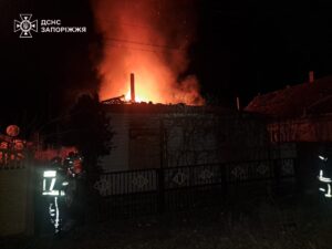 В Орехове из-за вражеских обстрелов возник пожар (ФОТО)