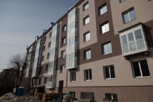 В центре Запорожья продолжается восстановление дома, в который попала ракета: что уже сделано (ФОТО)