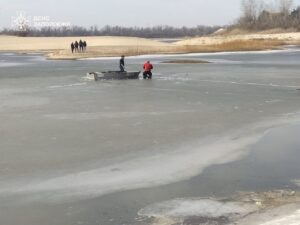 В Запорожье во время рыбалки мужчина провалился под лед (ФОТО)