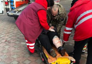 Под Запорожьем собаки бросились на пенсионерку и разодрали ногу: момент попал на ВИДЕО