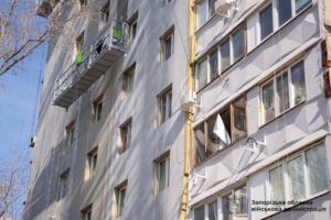 В Запорожье второй год продолжается восстановление многоэтажки после попадания ракеты: что сделано (ФОТО)
