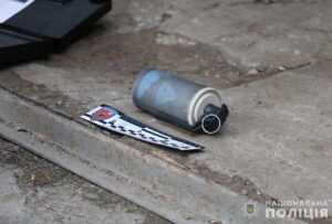 В Запорожье мужчина бросил в правоохранителей страйкбольную гранату (ФОТО)