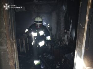 В Запорожье из-за неосторожного курения мужчина едва не погиб в горящем доме (ФОТО)