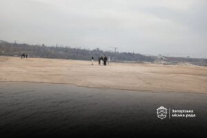 В Запорожье 16 человек застряли на острове посреди Днепра (ФОТО)