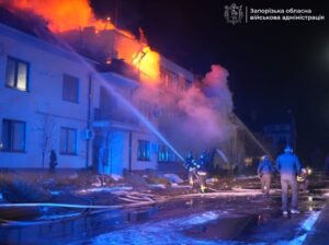 Удар “Шахеду” призвів до масштабної пожежі багатоквартирного будинку у Запоріжжі (ФОТО, ВІДЕО)