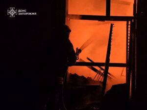 У Запоріжжі удар “Шахедом” спричинив масштабу пожежу на підприємстві (ФОТО)