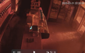 Ужасные кадры: продавщица спаслась за секунды до взрыва в Запорожье (ВИДЕО)