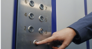 В одном из домов Запорожья запретили пользоваться лифтом во время тревог (ФОТО)