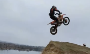 Запорожские экстремалы засняли безумное видео