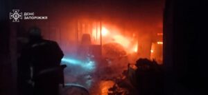 У Запоріжжі вночі спалахнуло підприємство з переробки пластику (ФОТО)