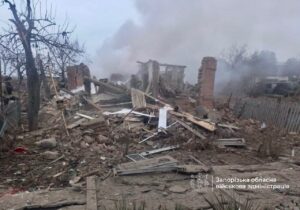 Выжила только женщина: РФ сбросила бомбу на дом в Запорожской области (ФОТО)
