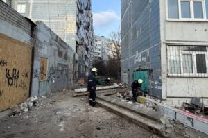 В Запорожье демонтировали арку в аварийном состоянии между двумя многоэтажками (ФОТО)