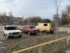 Обгоревшие авто оставили на площади Профсоюзов в Запорожье после атаки (ФОТО, ВИДЕО)