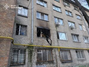 В одном из районов Запорожья произошел пожар из-за неосторожного курения (ФОТО)