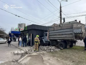 У Запоріжжі сталася аварія: вантажний автомобіль в’їхав у продуктовий магазин