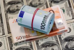 Гривна рекордно падает к евро и укрепляется относительно доллара: названы причины