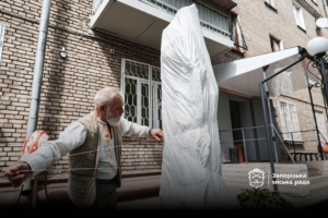 У Запоріжжі встановили нову скульптуру «Воїн світла і добра» (ФОТО)