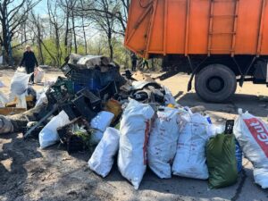 У Запоріжжі в одному з районів провели толоку: мешканці зібрали 60 тон сміття