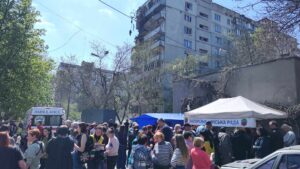 Спалені авто, понівечені вікна й балкони: як виглядає місце удару в Запоріжжі (ФОТО, ВІДЕО)